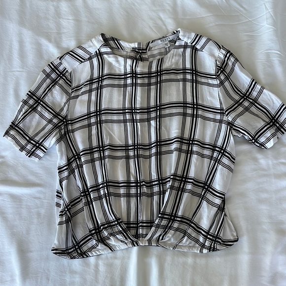 Guess blouse size M buttons in back, waist length with roushing in the front - Picture 1 of 4
